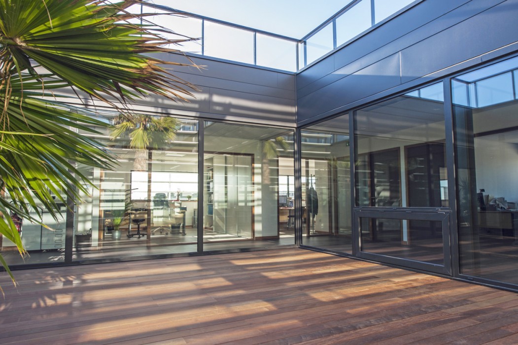 Référence Bluetek construction bâtiment pour toiture avec étanchéité vue intérieure bureaux lumière naturelle