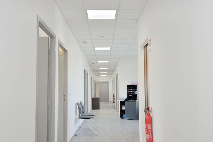 Le couloir des établissements Lautier à Moussac dans le Gard équipé de conduits de lumière Lightube (fabrication Bluetek)