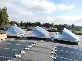 Lanterneaux à rupture de pont thermique et avec protection solaire sur la toiture du bâtiment Médecine du Travail de Metz